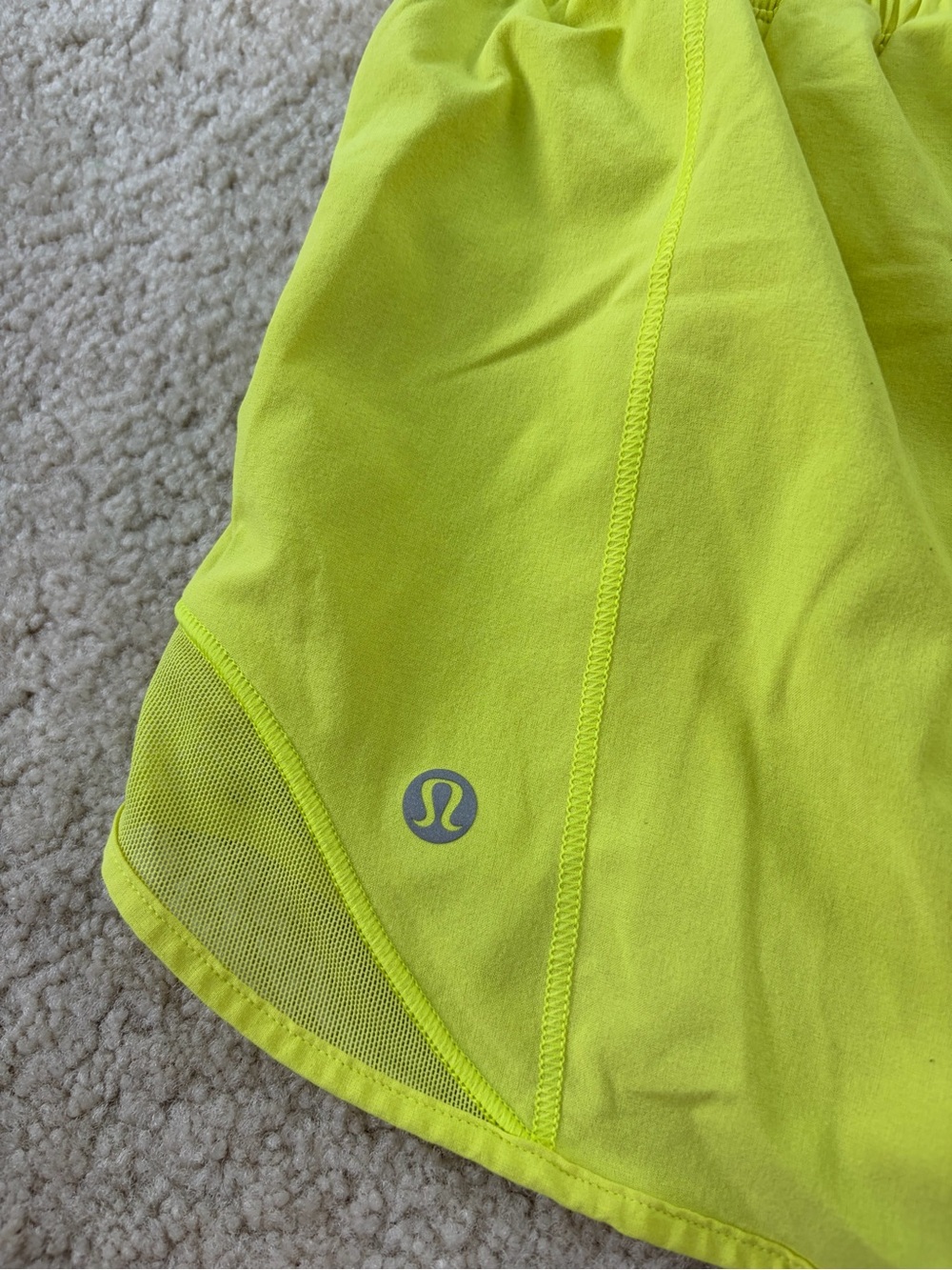 Lululemon Women’s Size 8 Hotty Hot High Rise Short 2.5" Highlight Yellow - Picture 6 of 13